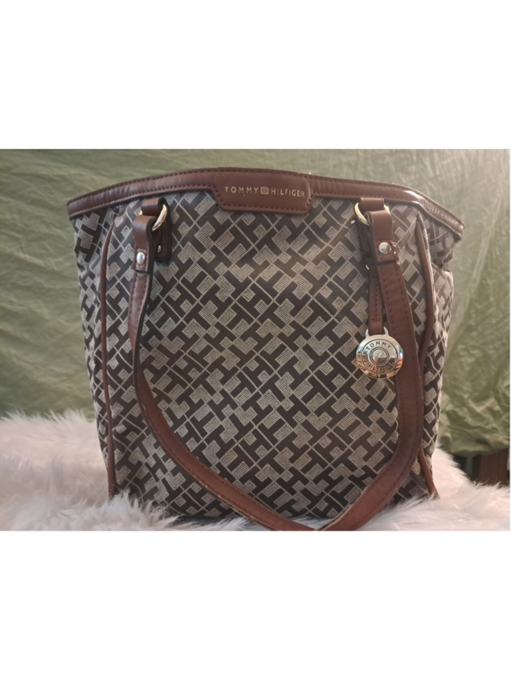TIMLESS PREP ASSET — TOMMY HILFIGER SIGNATURE MONOGRAM TOTE BAG